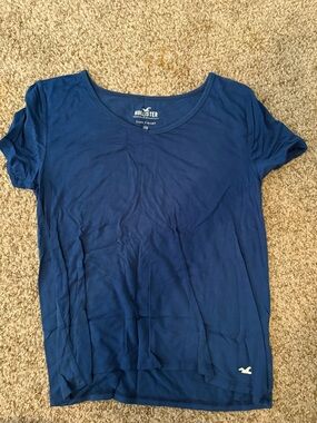 Hollister Women's Scoop Neck Short Sleeve Tee in Deep Blue